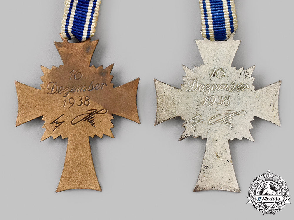 germany,_third_reich._a_pair_of_honour_crosses_of_the_german_mother_42_m21_mnc2901