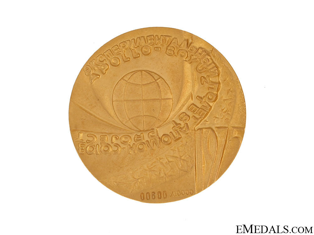 a_solid_gold_apollo-_soyuz_test_project_commemorative_medal_59.jpg50ec9557e969b.516d89d7611ef