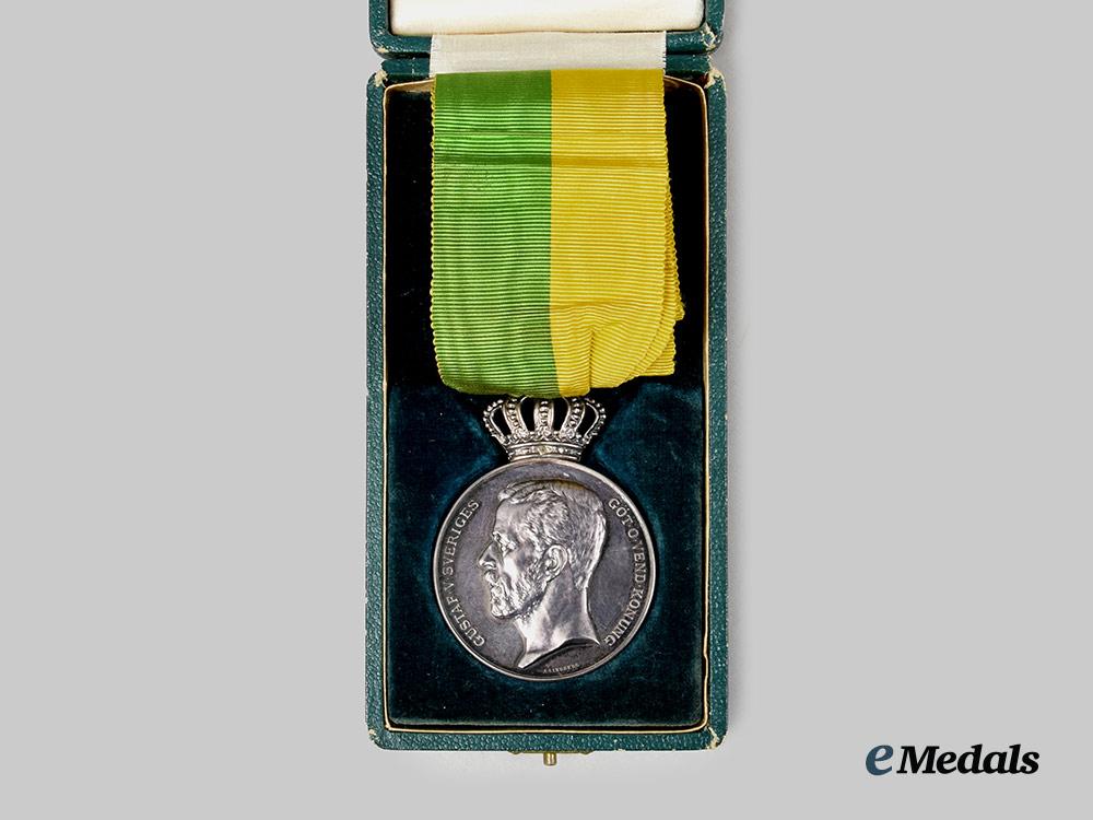 sweden,_kingdom._a_cased_royal_patriotic_society_medal,_i._class,_c.1932__a_i1_2163