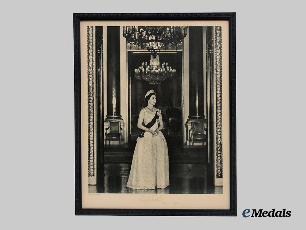 united_kingdom._a_pair_of_signed_presentation_photographs_of_queen_elizabeth_i_i&_prince_philip,1963__a_i1_3596