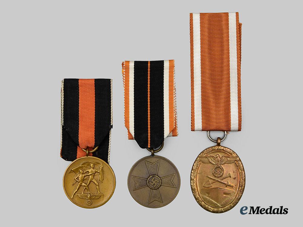 germany,_wehrmacht._a_mixed_lot_of_service_medals,_packaged_and_maker-_attributed_examples__a_i1_3997