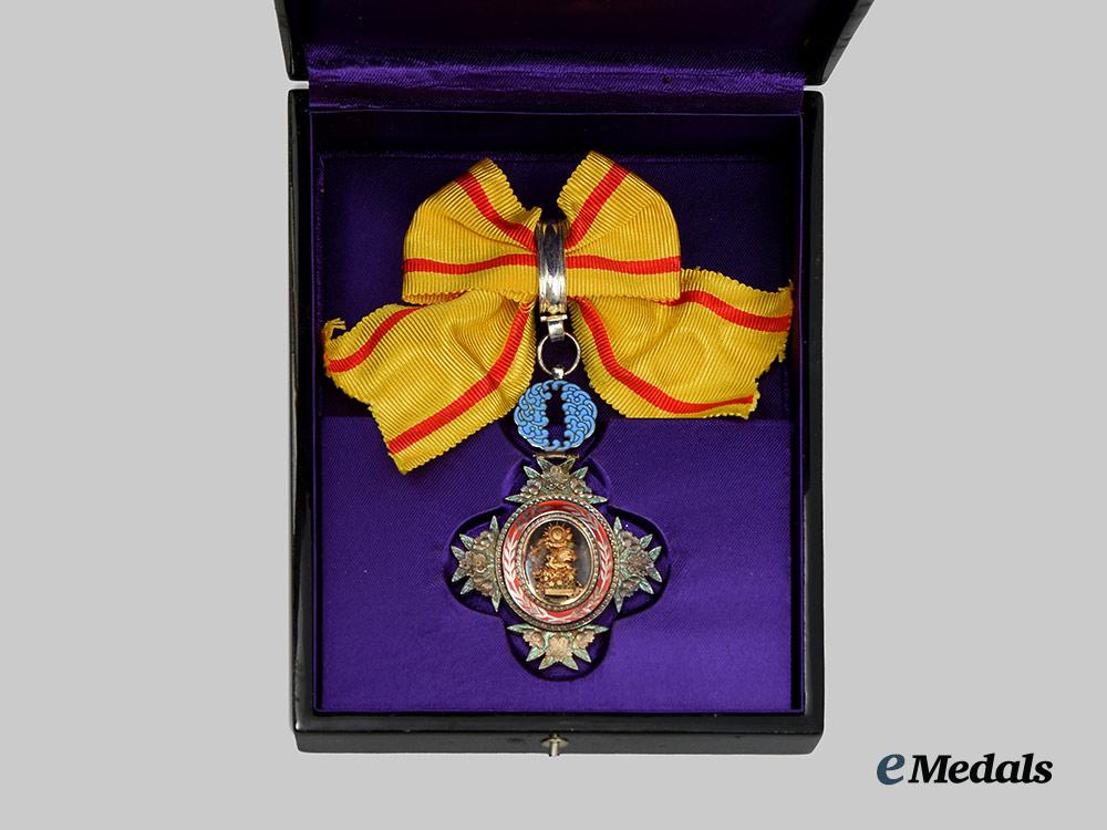 japan,_empire._an_order_of_the_sacred_crown,_sixth_class_medal_with_case,_c.1900__a_i1_4456