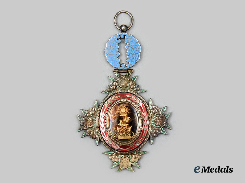 japan,_empire._an_order_of_the_sacred_crown,_sixth_class_medal_with_case,_c.1900__a_i1_4466