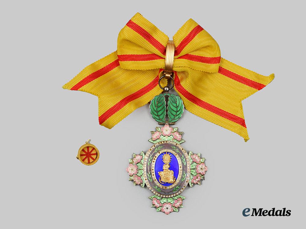 japan,_empire._an_order_of_the_sacred_crown,_fifth_class_medal_with_case,_c.1900__a_i1_4487