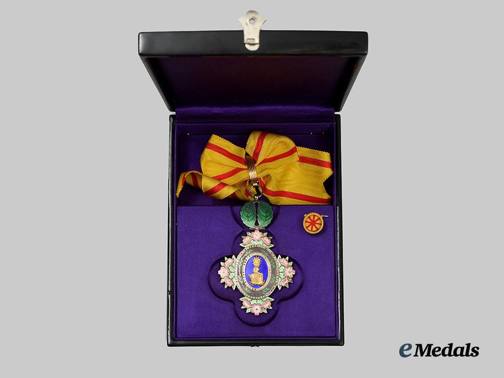 japan,_empire._an_order_of_the_sacred_crown,_fifth_class_medal_with_case,_c.1900__a_i1_4494