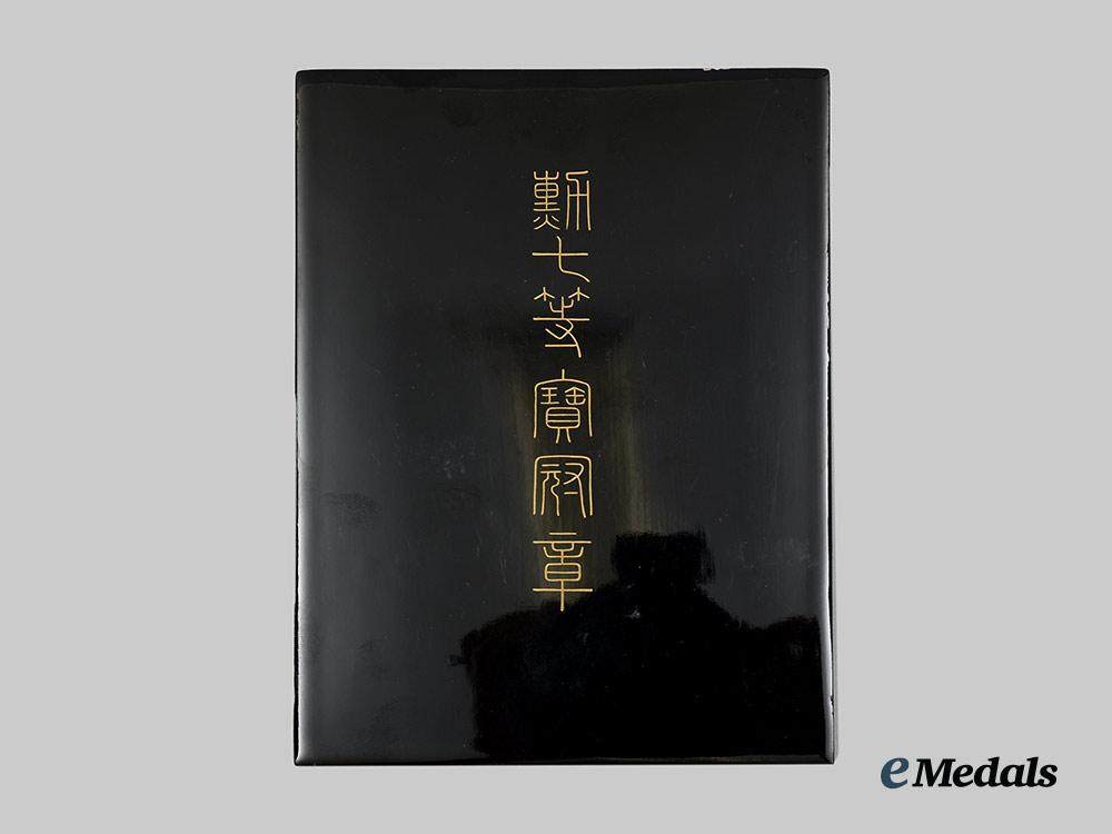 japan,_empire._an_order_of_the_sacred_crown,_v_i_i_class_in_case__a_i1_4496