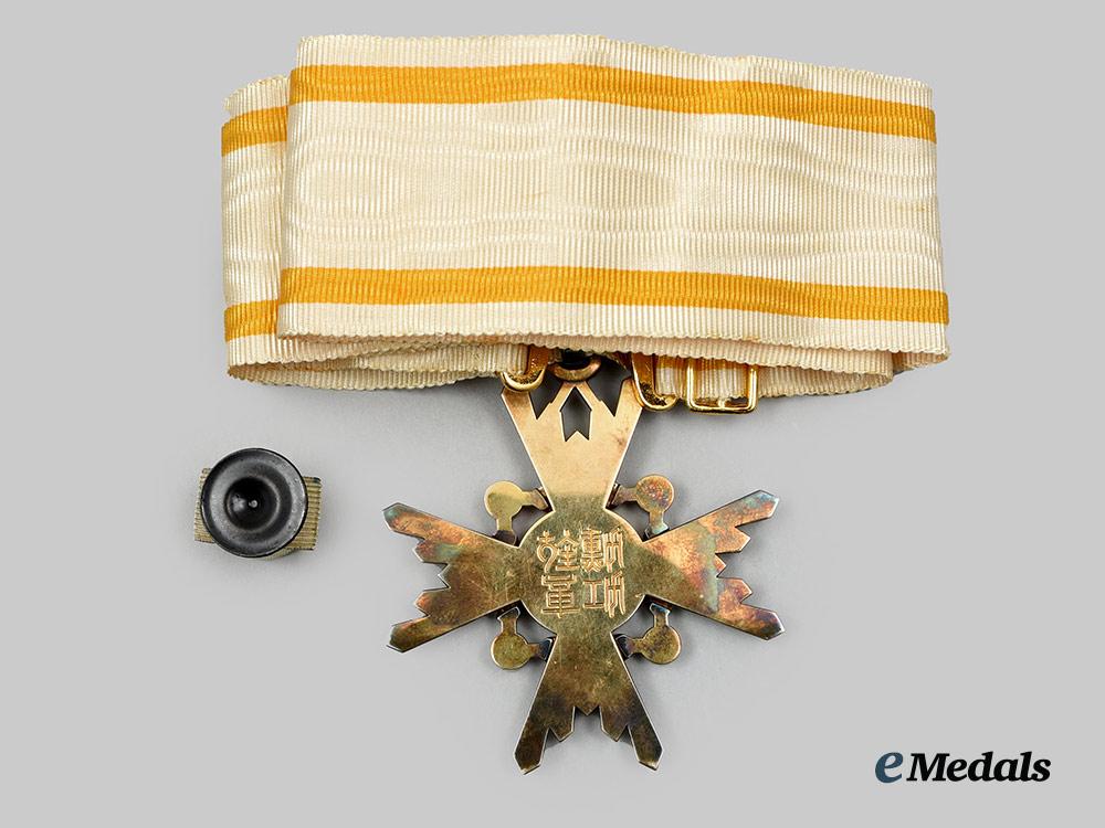 japan,_empire._an_order_of_the_sacred_treasure,_third_class_with_case__a_i1_4537