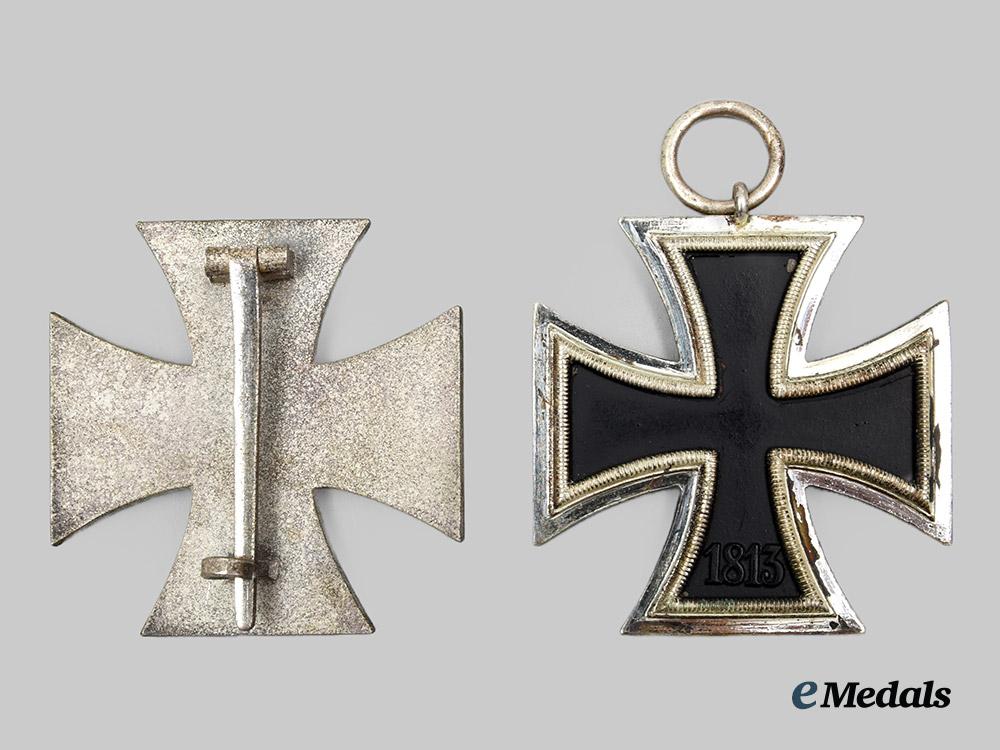 germany,_wehrmacht._a_pair_of1939_iron_crosses,_i_and_i_i_class__a_i1_4695