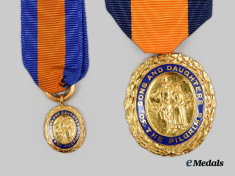 united_states._a_national_society_medal-_sons_and_daughters_of_the_pilgrims_gold_medal,_for_sir_george_calvert_by_j._e_caldwell__a_i1_8577