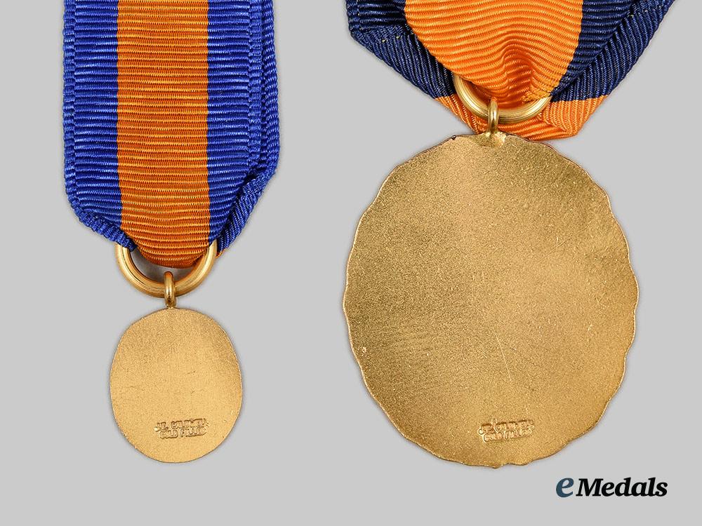 united_states._a_national_society_medal-_sons_and_daughters_of_the_pilgrims_gold_medal,_for_sir_george_calvert_by_j._e_caldwell__a_i1_8578