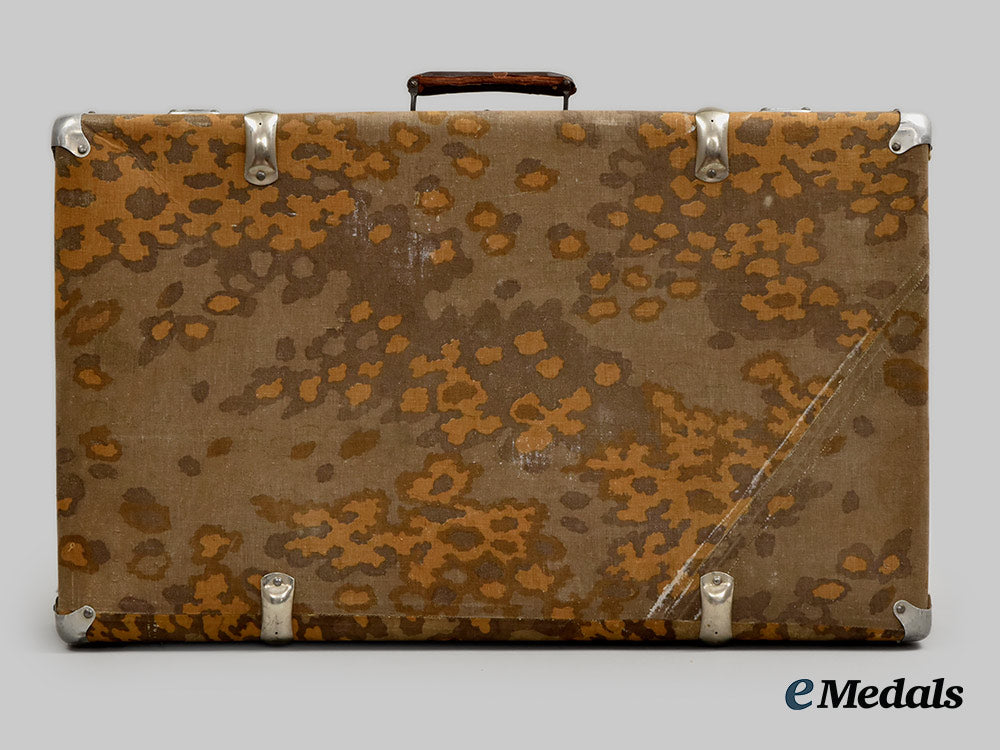 germany,_s_s._an_oak_leaf_a_pattern_camouflage_suitcase,_postwar_assembly___m_n_c0508