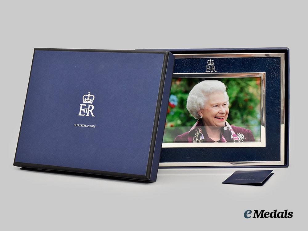 united_kingdom._her_majesty_queen_elizabeth_i_i._christmas2006_gift_of_a_framed_photograph,60th_birthday,_boxed___m_n_c0592