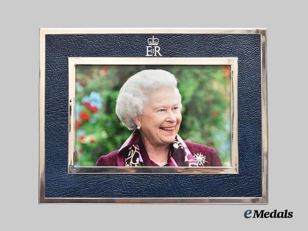 united_kingdom._her_majesty_queen_elizabeth_i_i._christmas2006_gift_of_a_framed_photograph,60th_birthday,_boxed___m_n_c0597