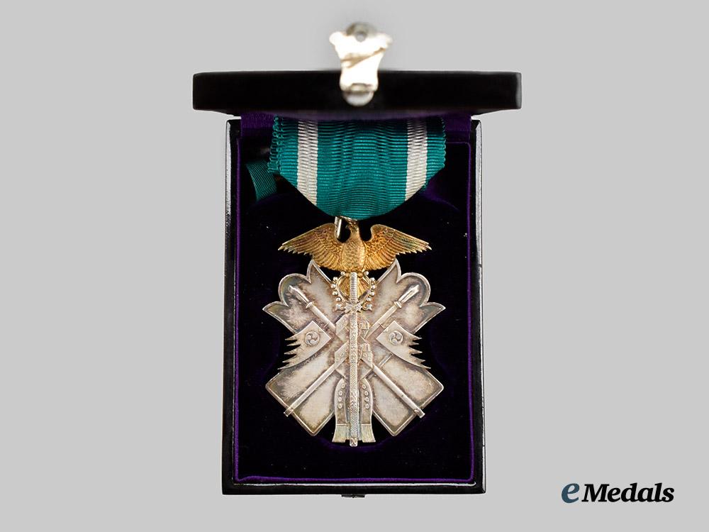 japan,_empire._a_cased_order_of_the_golden_kite,_v_i_i._class_breast_badge_with_boutonniere___m_n_c0655