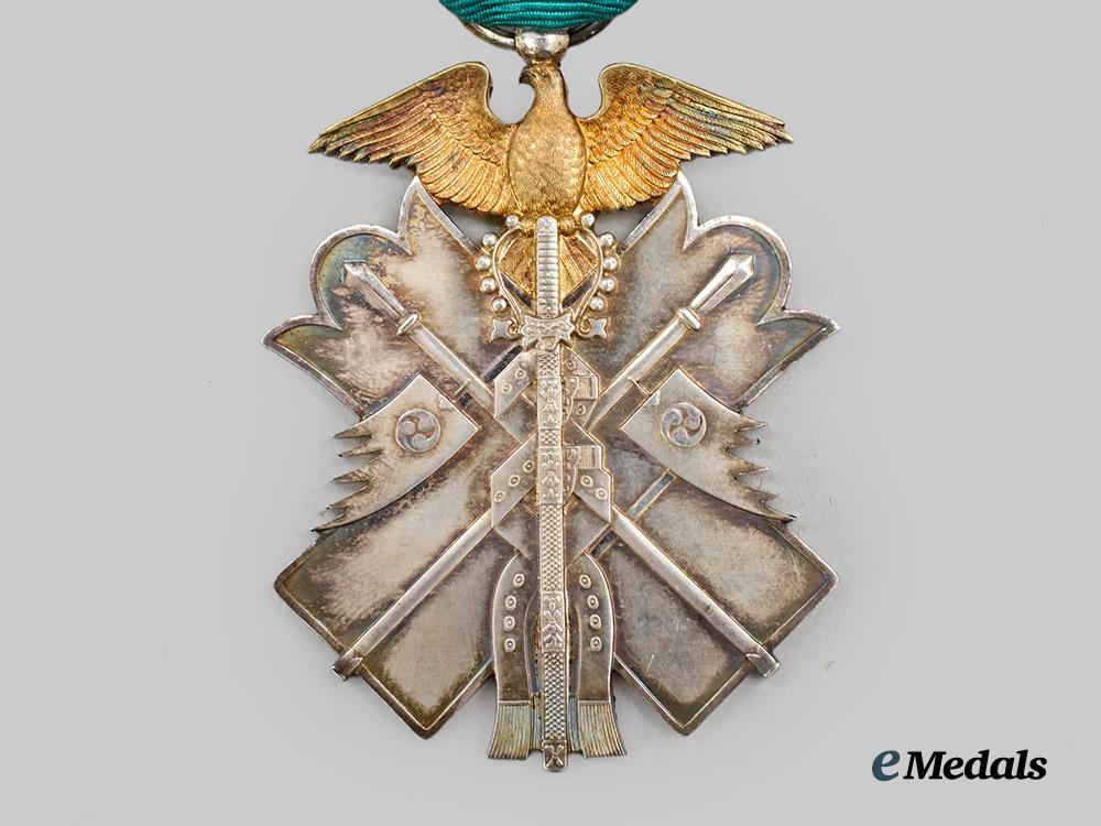 japan,_empire._a_cased_order_of_the_golden_kite,_v_i_i._class_breast_badge_with_boutonniere___m_n_c0657