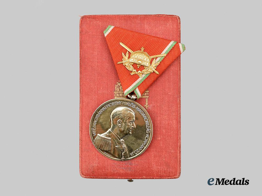 hungary,_regency._a_rare_bravery_medal,_gold_grade_medal_for_officers,_with_clasp_in_gold___m_n_c0893