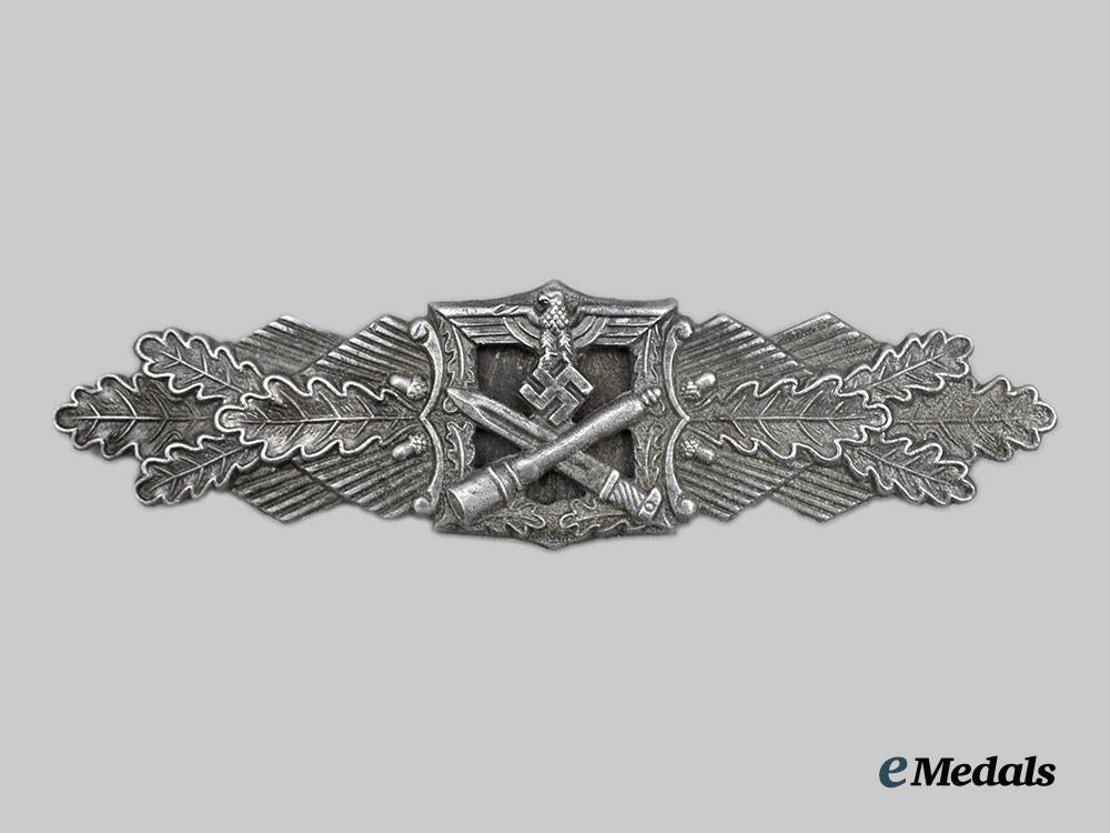 germany,_wehrmacht._a_close_combat_clasp,_silver_grade,_refurbished_example_by_a._g._m.u._k.___m_n_c0984