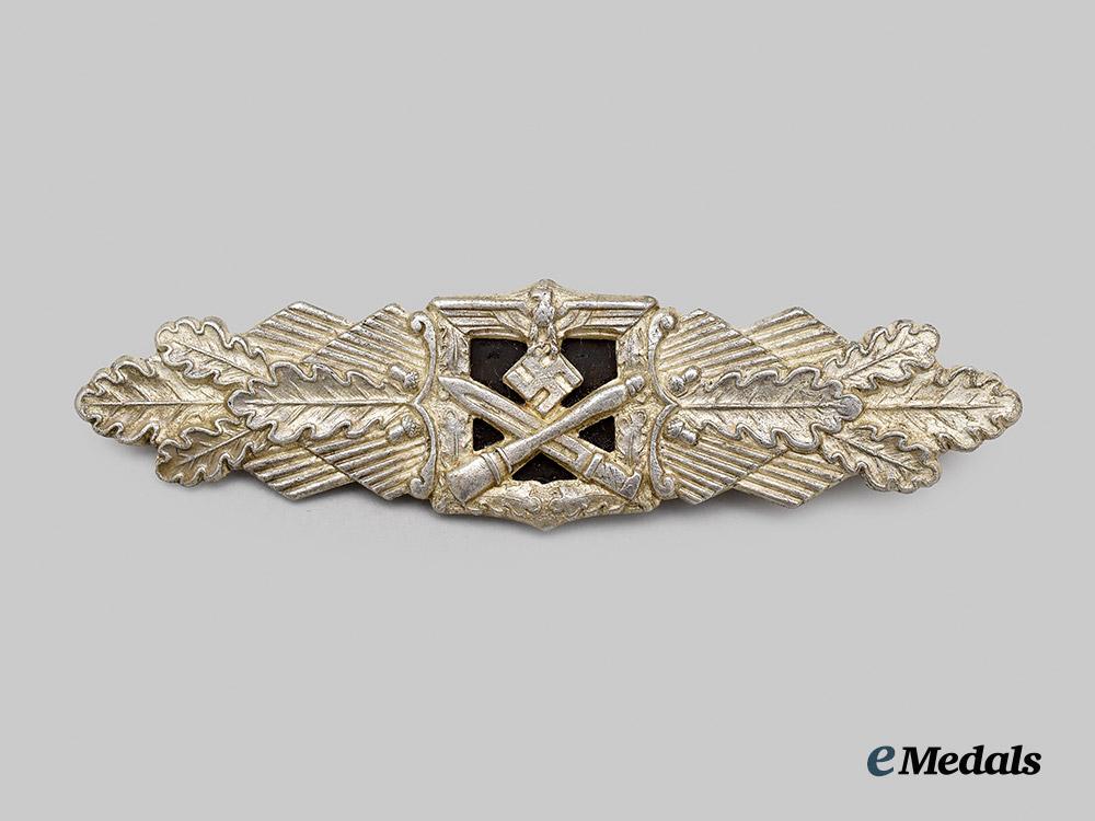 germany,_wehrmacht._a_close_combat_clasp,_silver_grade,_third_pattern_missing_wings_variant_by_c._e._juncker___m_n_c1914