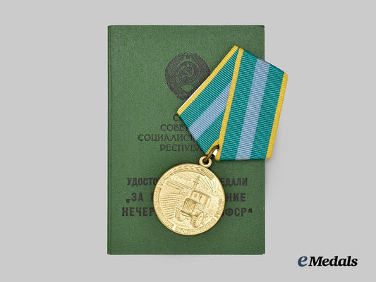 russia,_soviet_union._a_medal_for_transforming_the_non-_black_earth_of_the_r_s_f_s_r&_award_booklet,_c.1980___m_n_c2001