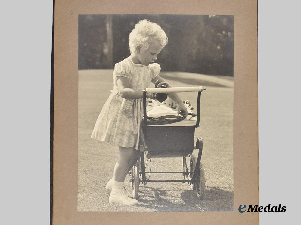 united_kingdom._a_royal_photo_album_of_queen_elizabeth&_the_royal_family_touring_scotland,_c.1950___m_n_c2576