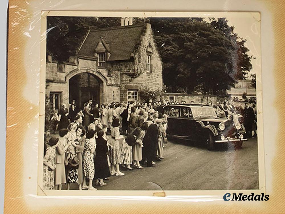 united_kingdom._a_royal_photo_album_of_queen_elizabeth,_prince_philip,&_prince_charles,_c.1950___m_n_c2703-_copy