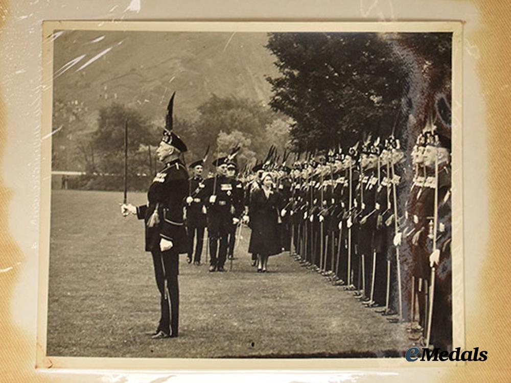 united_kingdom._a_royal_photo_album_of_queen_elizabeth,_prince_philip,&_prince_charles,_c.1950___m_n_c2706