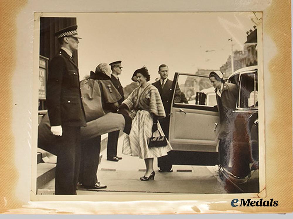 united_kingdom._a_royal_photo_album_of_queen_elizabeth,_prince_philip,&_prince_charles,_c.1950___m_n_c2707-_copy