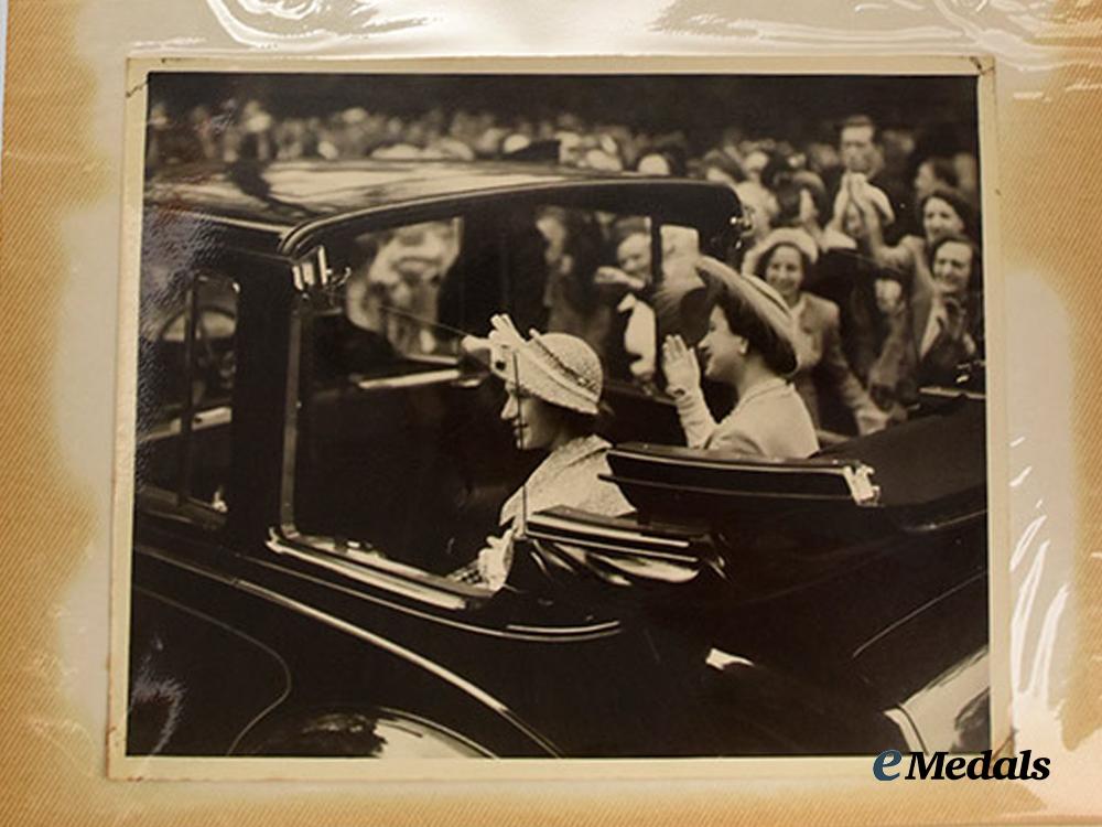 united_kingdom._a_royal_photo_album_of_queen_elizabeth,_prince_philip,&_prince_charles,_c.1950___m_n_c2710-_copy