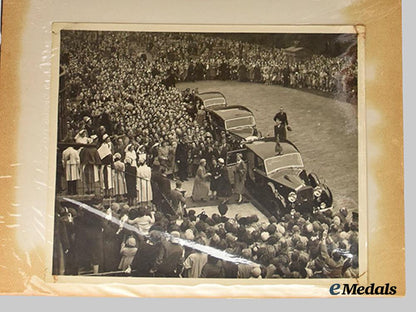 united_kingdom._a_royal_photo_album_of_queen_elizabeth,_prince_philip,&_prince_charles,_c.1950___m_n_c2711