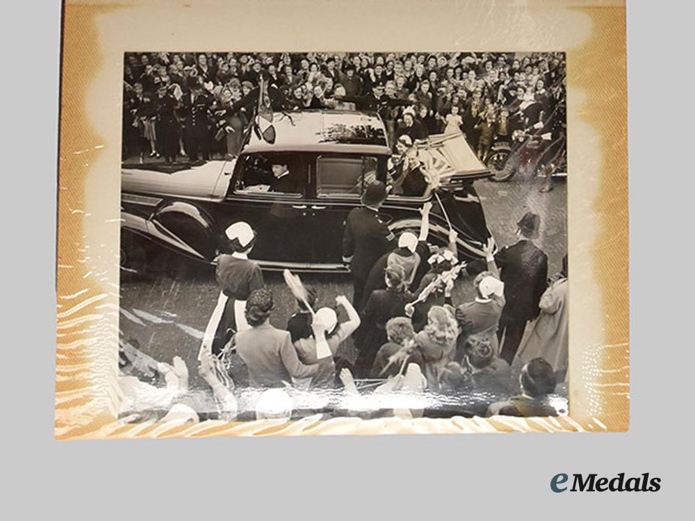 united_kingdom._a_royal_photo_album_of_queen_elizabeth,_prince_philip,&_prince_charles,_c.1950___m_n_c2713