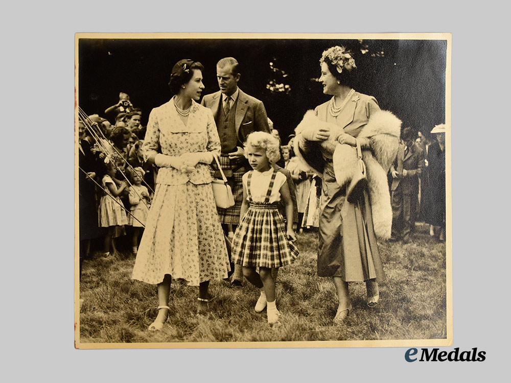 united_kingdom._a_royal_photo_album_of_queen_elizabeth,_prince_philip,&_prince_charles,_c.1950___m_n_c2719