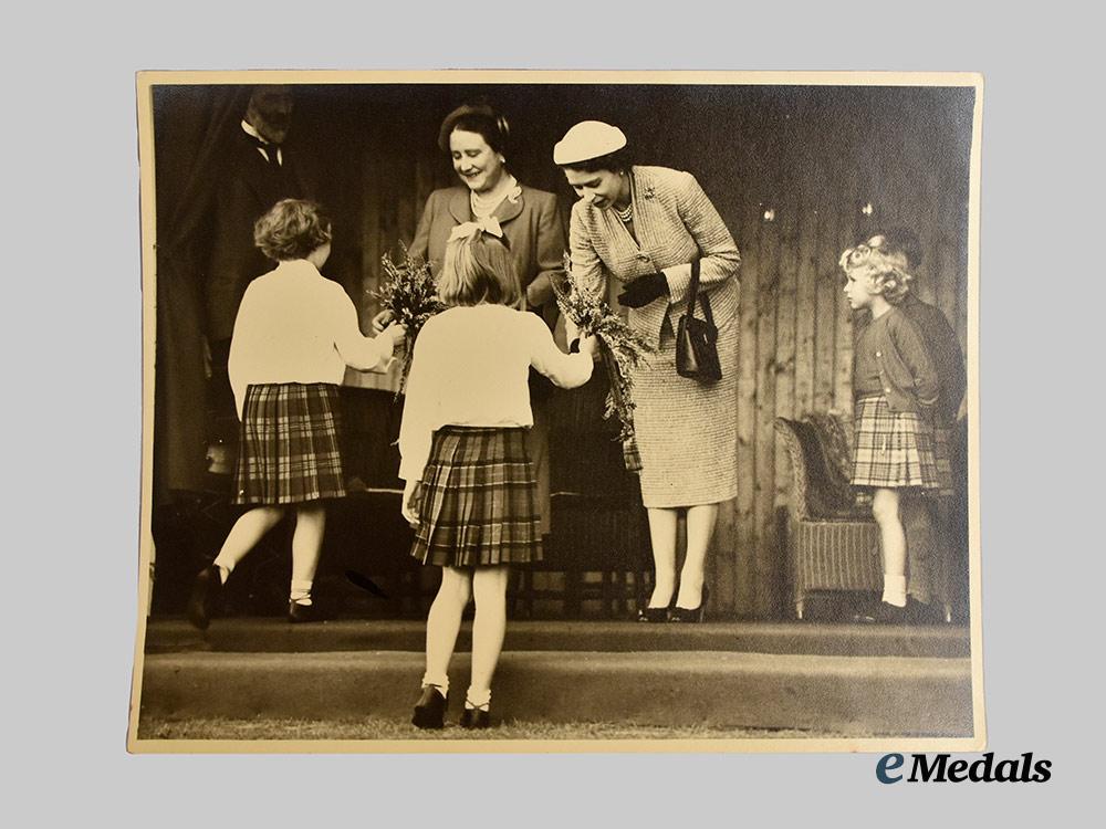 united_kingdom._a_royal_photo_album_of_queen_elizabeth,_prince_philip,&_prince_charles,_c.1950___m_n_c2722