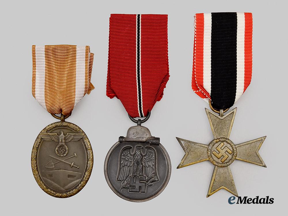 germany,_werhmacht._a_mixed_lot_of_combat_and_service_medals,_with_original_packaging___m_n_c2808