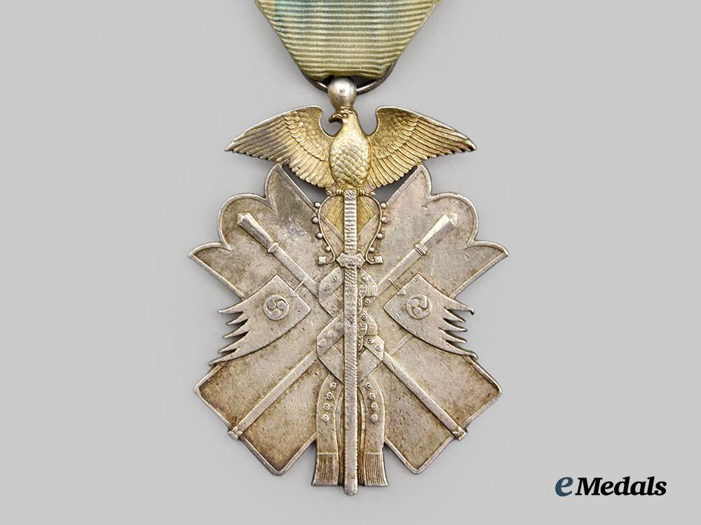 japan,_empire._a_cased_order_of_the_golden_kite,_v_i_i._class_breast_badge,_with_matching_boutonniere___m_n_c3099