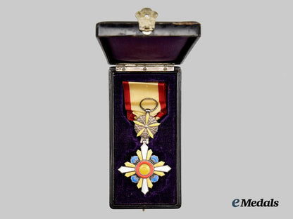 japan,_manchukuo_empire._a_cased_order_of_the_auspicious_clouds,_v_i._class_breast_badge___m_n_c3129