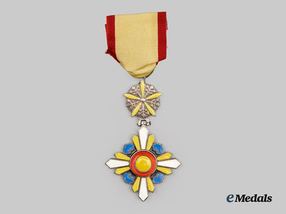 japan,_manchukuo_empire._a_cased_order_of_the_auspicious_clouds,_v_i._class_breast_badge___m_n_c3133