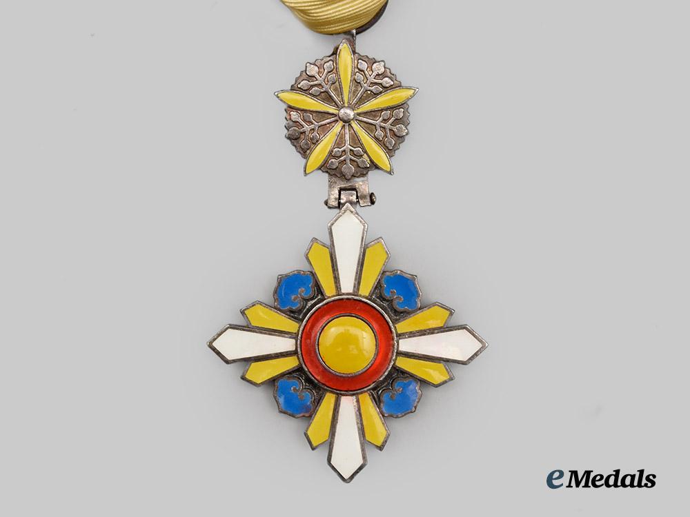 japan,_manchukuo_empire._a_cased_order_of_the_auspicious_clouds,_v_i._class_breast_badge___m_n_c3134