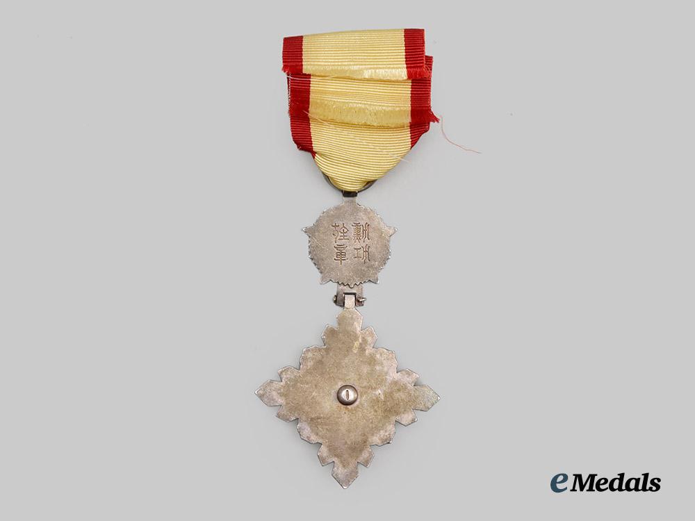 japan,_manchukuo_empire._a_cased_order_of_the_auspicious_clouds,_v_i._class_breast_badge___m_n_c3135