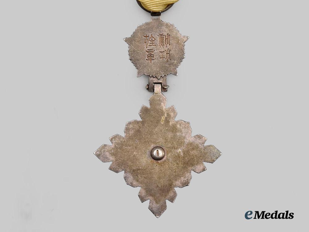 japan,_manchukuo_empire._a_cased_order_of_the_auspicious_clouds,_v_i._class_breast_badge___m_n_c3136