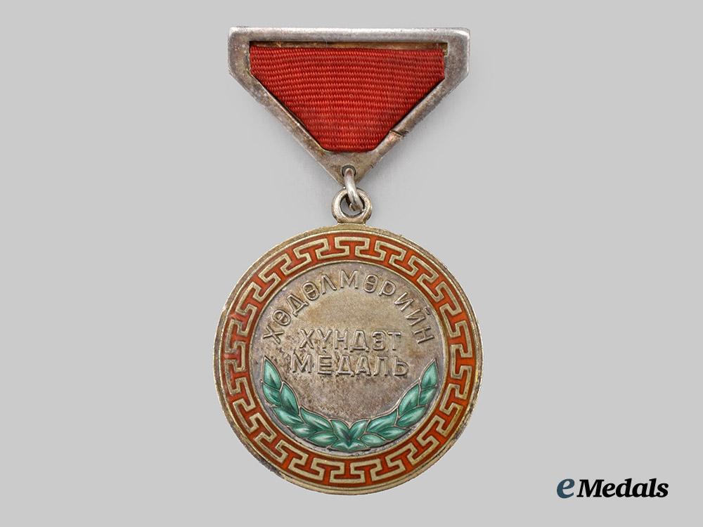 mongolia,_people’s_republic._an_honourary_medal_of_labour,_pinback_variant,_type_i_i_with_cyrillic_script,_c.1945___m_n_c3420