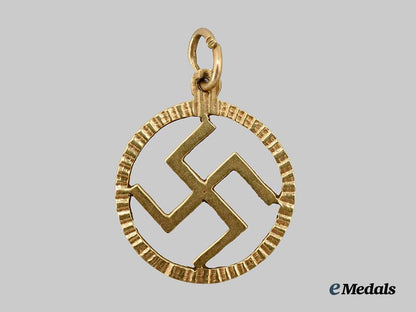 germany,_third_reich._a_patriotic_swastika_pendant_in_gold___m_n_c3647