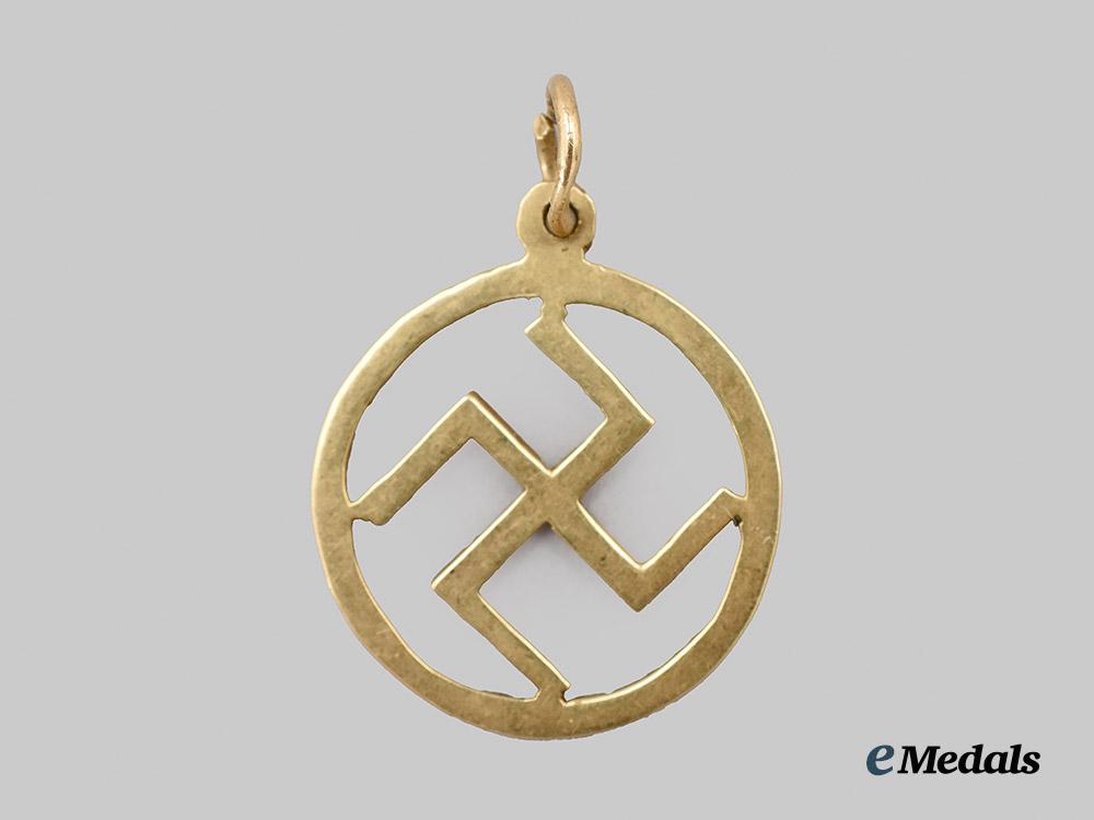 germany,_third_reich._a_patriotic_swastika_pendant_in_gold___m_n_c3648