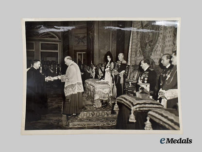 spain,_fascist_state._an_original1953_photo_of_general_franco_in_the_royal_palace_chapel___m_n_c3951