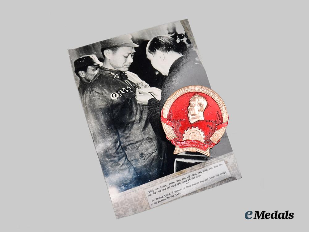 vietnam,_democratic_republic(_north_vietnam)._a_ho_chi_minh_badge,_awarded_for_shooting_down_an_american_plane,_c.1965___m_n_c4292