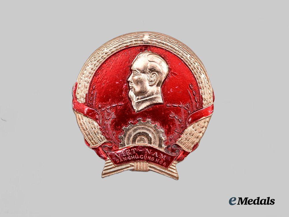 vietnam,_democratic_republic(_north_vietnam)._a_ho_chi_minh_badge,_awarded_for_shooting_down_an_american_plane,_c.1965___m_n_c4297