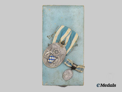 germany,_third_reich._a_bavarian_industry25-_year_faithful_service_badge,_with_case_and_miniature,_by_carl_poellath___m_n_c4791