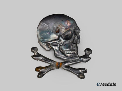 spain,_spanish_state._a_black_brigade_skull_cap_badge,_c.1937___m_n_c4850