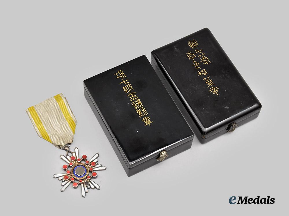 japan,_empire._a_lot_of_three_awards_and_decorations(_rising_sun/_sacred_treasure/_golden_kite)___m_n_c5012