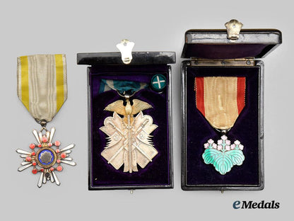 japan,_empire._a_lot_of_three_awards_and_decorations(_rising_sun/_sacred_treasure/_golden_kite)___m_n_c5017