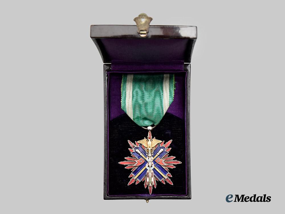 japan,_empire._a_cased_order_of_the_golden_kite,_v._class,_c.1920___m_n_c5033